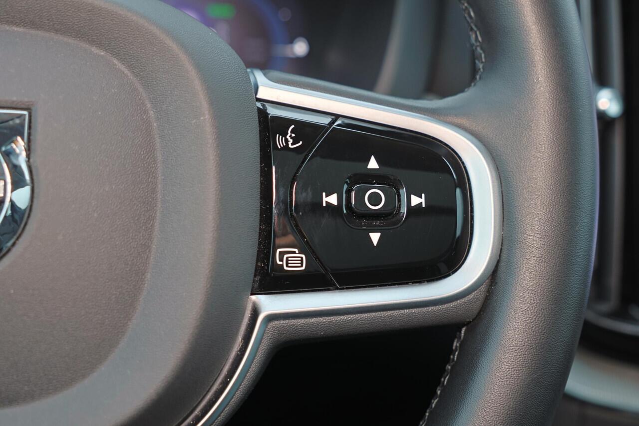 Volvo XC60 T6 Recharge AWD Plus Dark - Panorama/schuifdak - IntelliSafe Assist & Surround - 360º Camera - Verwarmde voorstoelen, stuur & achterbank - Parkeersensoren voor & achter - Elektr. bedienb. voorstoelen met geheugen - Draadloze tel. lader - Elektr. inklapbar