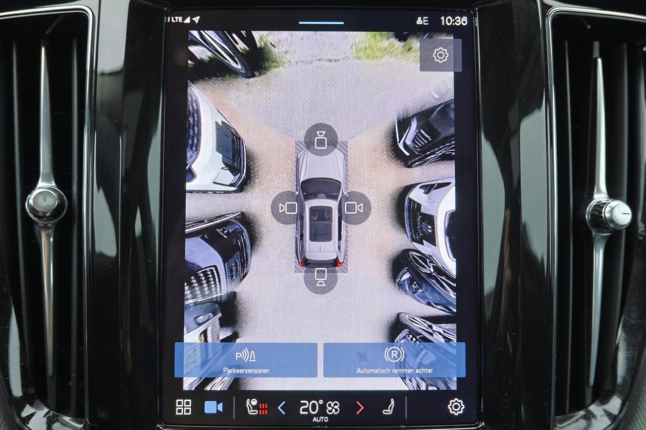 Volvo XC60 T6 Recharge AWD Plus Dark - Panorama/schuifdak - IntelliSafe Assist & Surround - 360º Camera - Verwarmde voorstoelen, stuur & achterbank - Parkeersensoren voor & achter - Elektr. bedienb. voorstoelen met geheugen - Draadloze tel. lader - Elektr. inklapbar