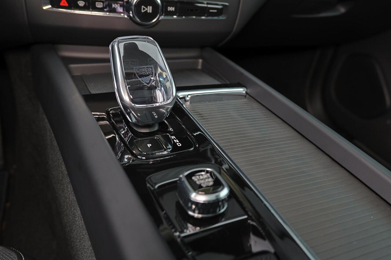 Volvo XC60 T6 Recharge AWD Plus Black Edition - Panorama/schuifdak - IntelliSafe Assist & Surround - 360º Camera - Harman/Kardon audio - Adaptieve LED koplampen - Verwarmde voorstoelen, stuur & achterbank - Parkeersensoren voor & achter - Elektr. bedienb. voorstoele