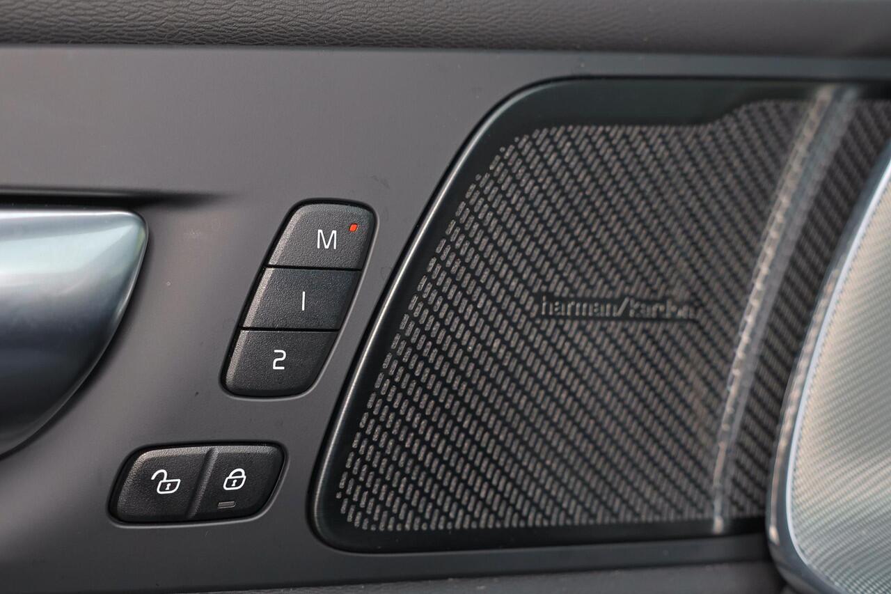 Volvo XC60 T6 Recharge AWD Plus Black Edition - Panorama/schuifdak - IntelliSafe Assist & Surround - 360º Camera - Harman/Kardon audio - Adaptieve LED koplampen - Verwarmde voorstoelen, stuur & achterbank - Parkeersensoren voor & achter - Elektr. bedienb. voorstoele