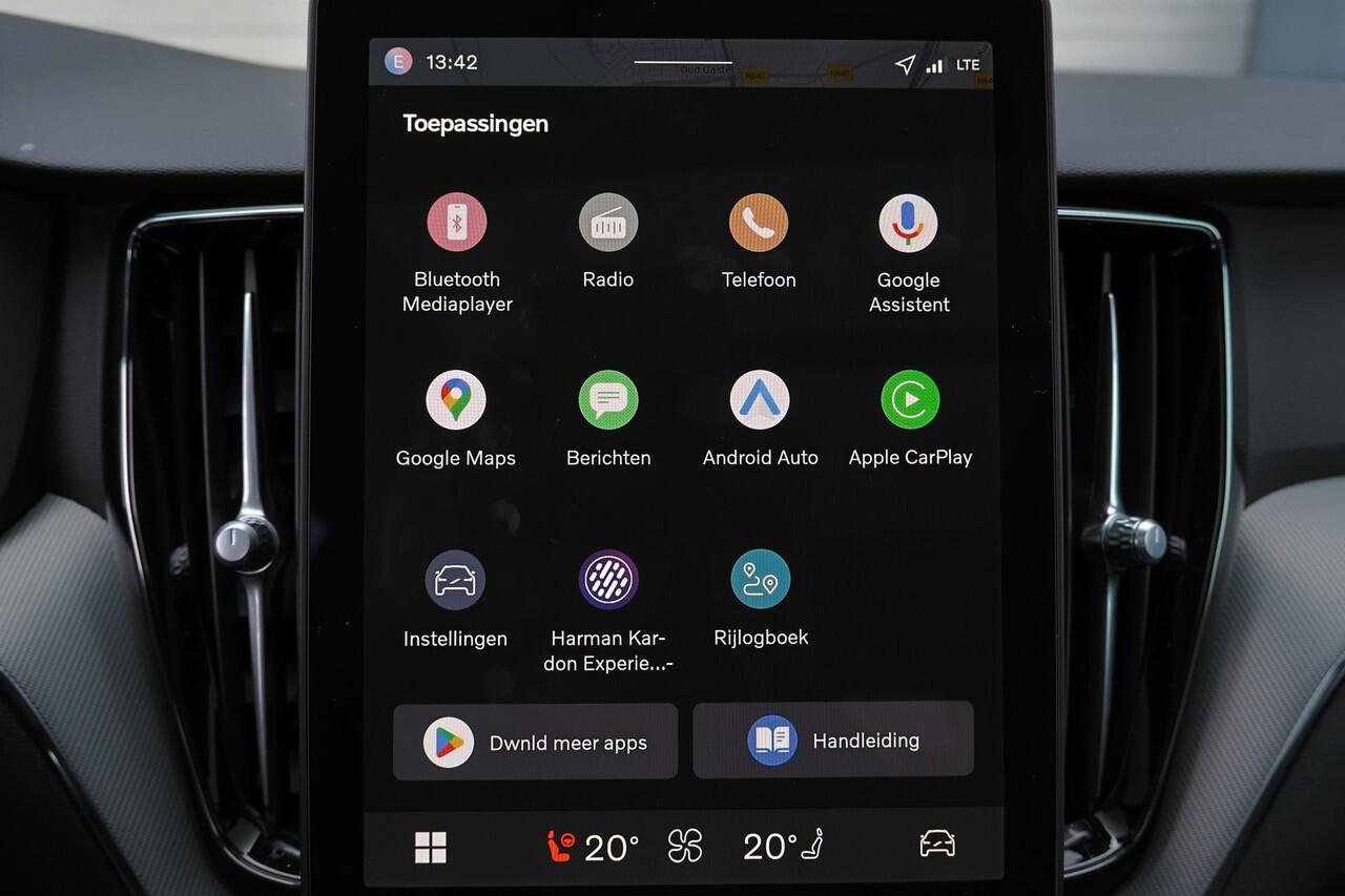 Volvo XC60 T6 Recharge AWD Plus Black Edition - Panorama/schuifdak - IntelliSafe Assist & Surround - 360º Camera - Harman/Kardon audio - Adaptieve LED koplampen - Verwarmde voorstoelen, stuur & achterbank - Parkeersensoren voor & achter - Elektr. bedienb. voorstoele