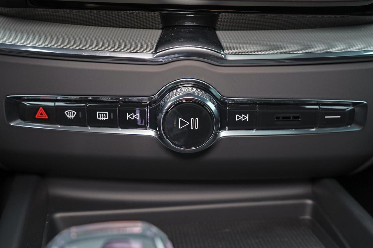 Volvo XC60 T6 Recharge AWD Plus Black Edition - Panorama/schuifdak - IntelliSafe Assist & Surround - 360º Camera - Harman/Kardon audio - Adaptieve LED koplampen - Verwarmde voorstoelen, stuur & achterbank - Parkeersensoren voor & achter - Elektr. bedienb. voorstoele