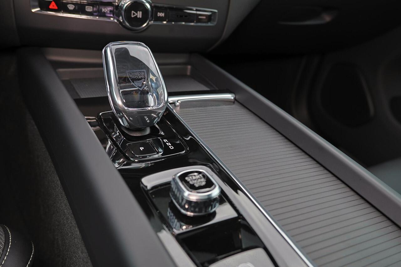 Volvo XC60 T6 Recharge AWD Ultra Black Edition - Panorama/schuifdak - IntelliSafe Assist & Surround - 360º Camera - Harman/Kardon audio - Adaptieve LED koplampen - Verwarmde voorstoelen, stuur & achterbank - Parkeersensoren voor & achter - Elektr. bedienb. voorstoel