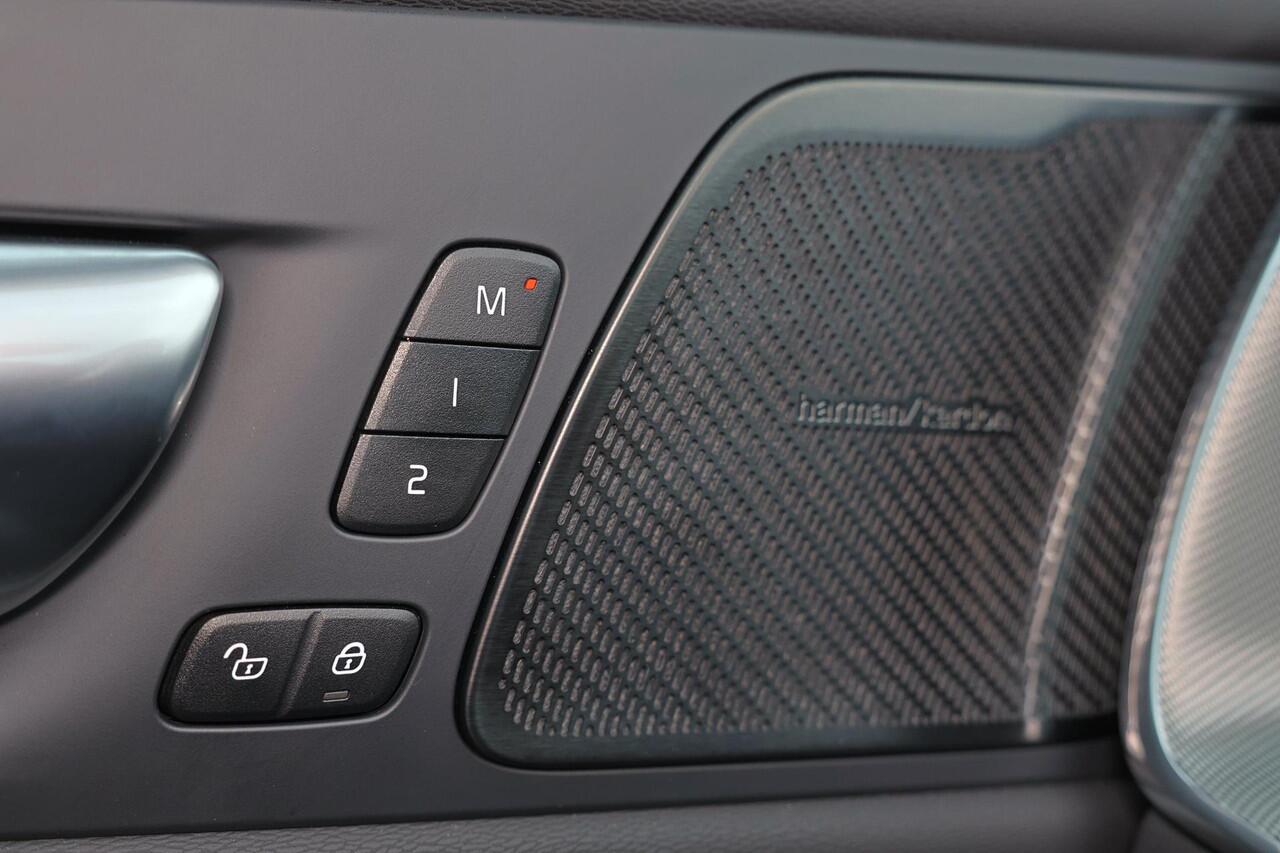 Volvo XC60 T6 Recharge AWD Ultra Black Edition - Panorama/schuifdak - IntelliSafe Assist & Surround - 360º Camera - Harman/Kardon audio - Adaptieve LED koplampen - Verwarmde voorstoelen, stuur & achterbank - Parkeersensoren voor & achter - Elektr. bedienb. voorstoel