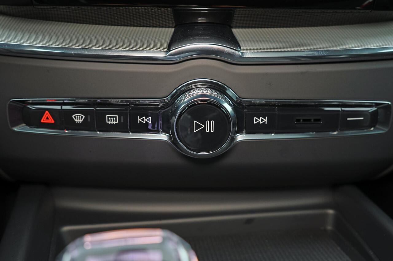 Volvo XC60 T6 Recharge AWD Ultra Black Edition - Panorama/schuifdak - IntelliSafe Assist & Surround - 360º Camera - Harman/Kardon audio - Adaptieve LED koplampen - Verwarmde voorstoelen, stuur & achterbank - Parkeersensoren voor & achter - Elektr. bedienb. voorstoel