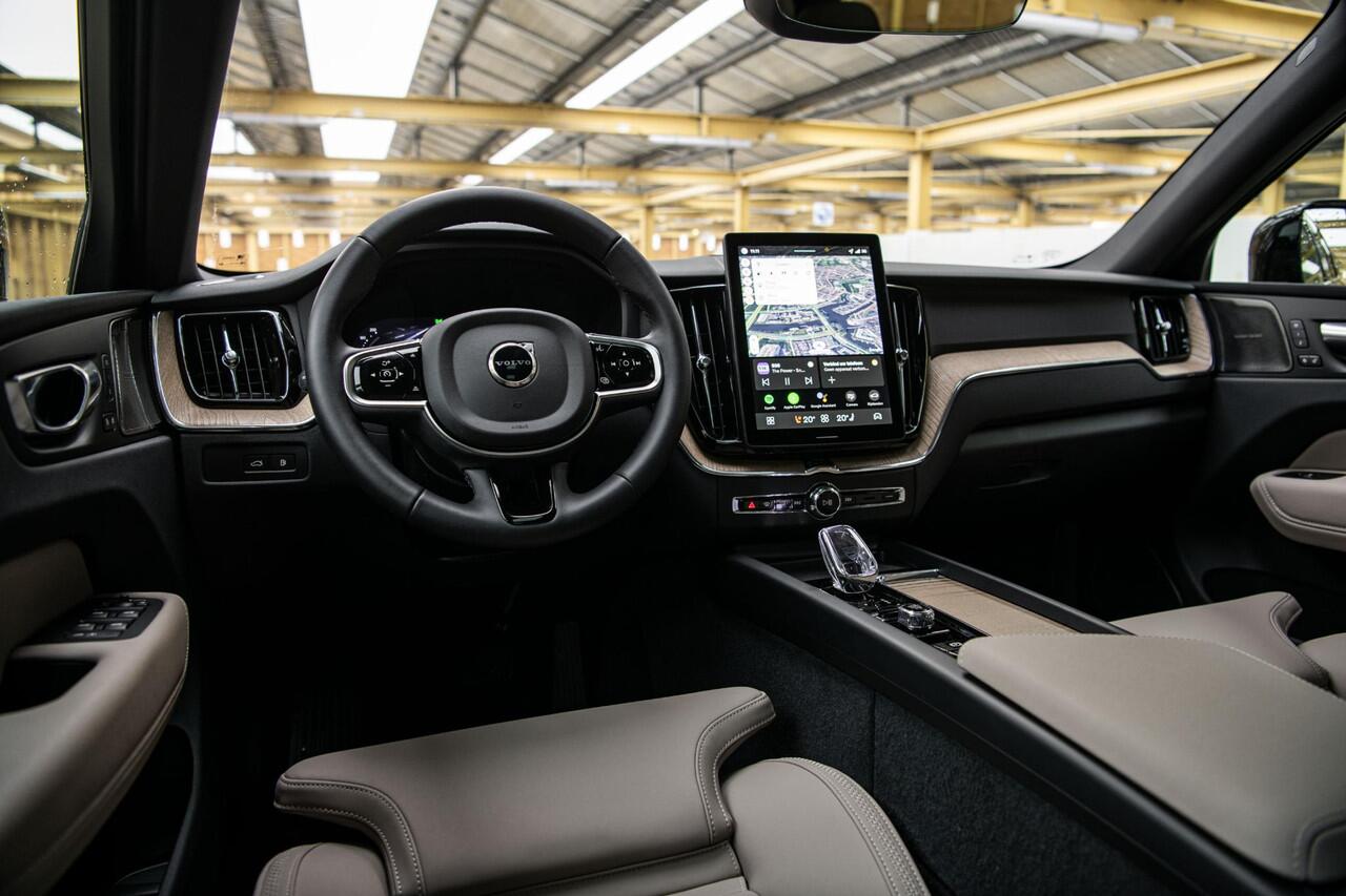 Volvo XC60 2.0 T6 Plug-in hybrid AWD Plus Dark | Premium Pack | Heico Body Kit + sportonderstel | 22" | Trekhaak| Getint Glas | Head-Up | Panodak |