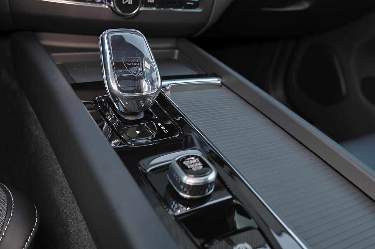 Volvo XC60 T6 Recharge AWD Plus Black Edition - Panorama/schuifdak - IntelliSafe Assist & Surround - 360º Camera - Harman/Kardon audio - Adaptieve LED koplampen - Verwarmde voorstoelen, stuur & achterbank - Parkeersensoren voor & achter - Elektr. bedienb. voorstoele