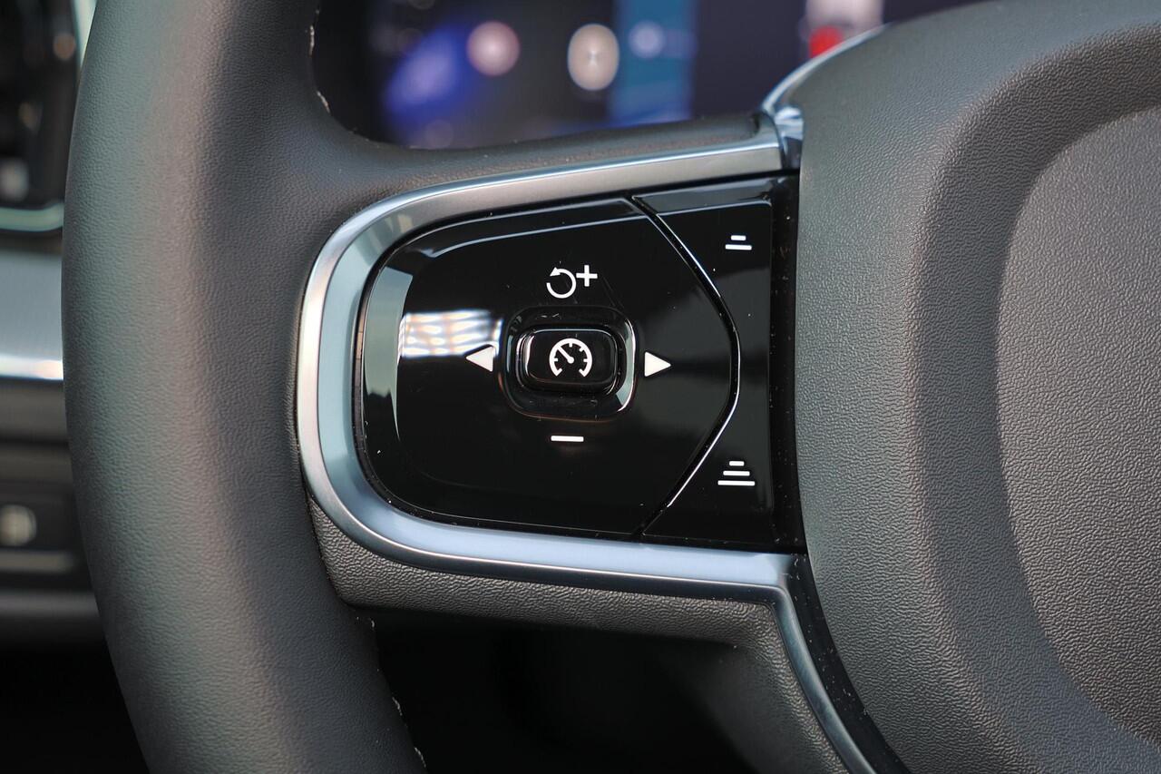 Volvo XC60 T6 Recharge AWD Plus Black Edition - Panorama/schuifdak - IntelliSafe Assist & Surround - 360º Camera - Harman/Kardon audio - Adaptieve LED koplampen - Verwarmde voorstoelen, stuur & achterbank - Parkeersensoren voor & achter - Elektr. bedienb. voorstoele