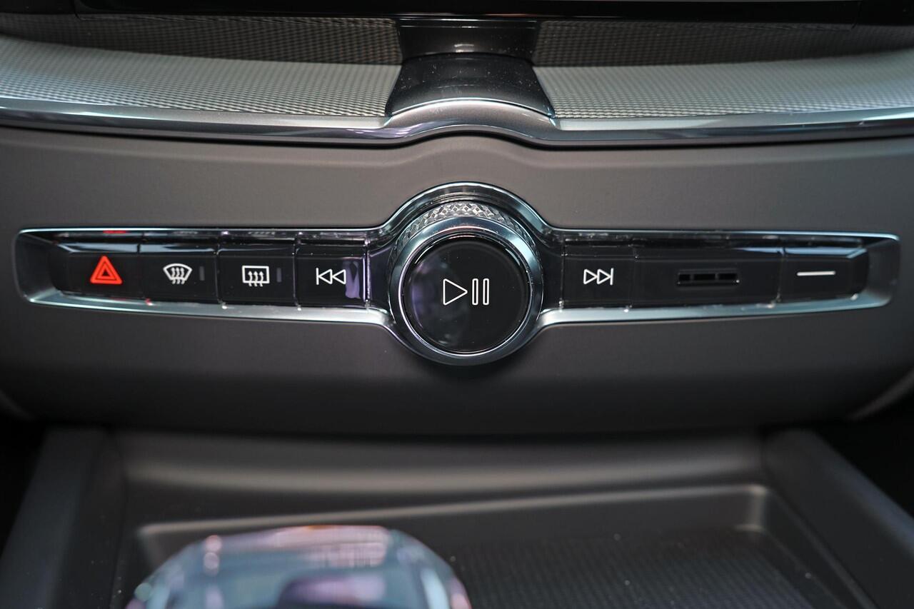 Volvo XC60 T6 Recharge AWD Plus Black Edition - Panorama/schuifdak - IntelliSafe Assist & Surround - 360º Camera - Harman/Kardon audio - Adaptieve LED koplampen - Verwarmde voorstoelen, stuur & achterbank - Parkeersensoren voor & achter - Elektr. bedienb. voorstoele