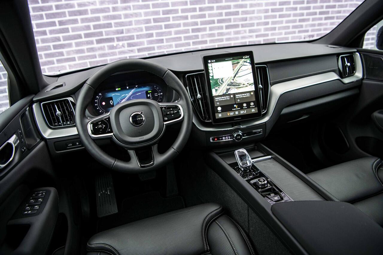 Volvo XC60 2.0 T6 Plug-in hybrid AWD Ultra Black Edition | Facelift | Adaptieve Cruise Control | Panoramadak | Harman Kardon Audio | 21" Velgen | 360° Parkeercamera | Head-Up Display | Stoel-/Stuurverwarming | Nappa Lederen Bekleding |