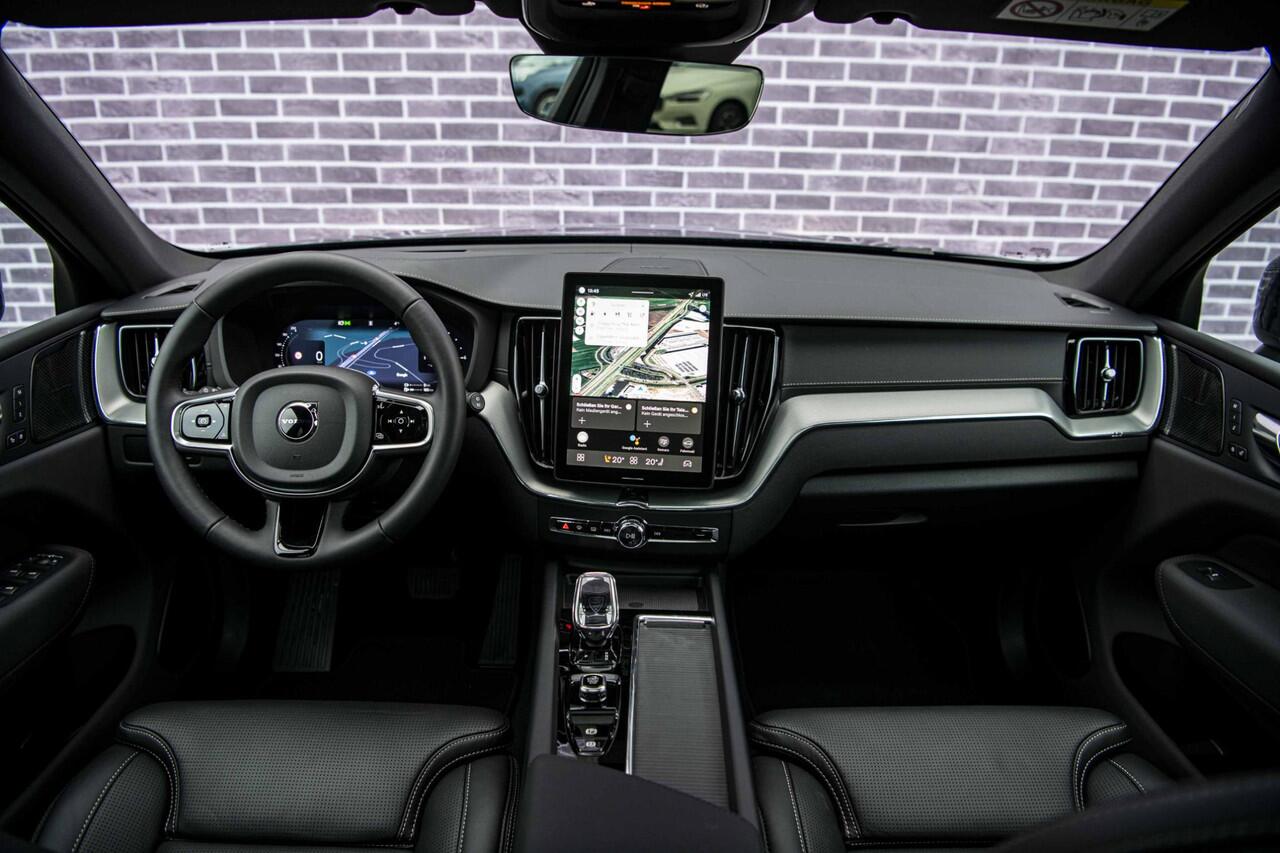 Volvo XC60 2.0 T6 Plug-in hybrid AWD Ultra Black Edition | Facelift | Adaptieve Cruise Control | Panoramadak | Harman Kardon Audio | 21" Velgen | 360° Parkeercamera | Head-Up Display | Stoel-/Stuurverwarming | Nappa Lederen Bekleding |