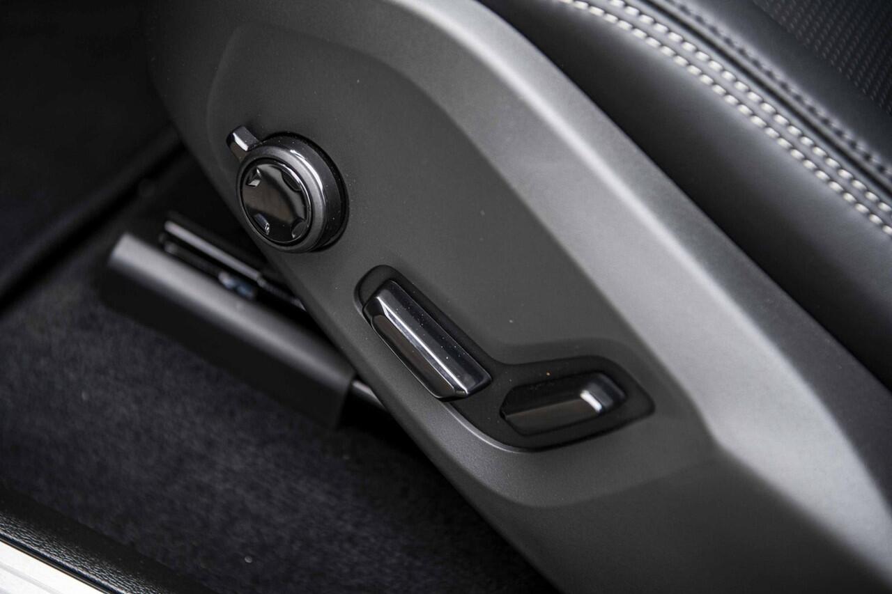 Volvo XC60 2.0 T6 Plug-in hybrid AWD Ultra Black Edition | Facelift | Adaptieve Cruise Control | Panoramadak | Harman Kardon Audio | 21" Velgen | 360° Parkeercamera | Head-Up Display | Stoel-/Stuurverwarming | Nappa Lederen Bekleding |