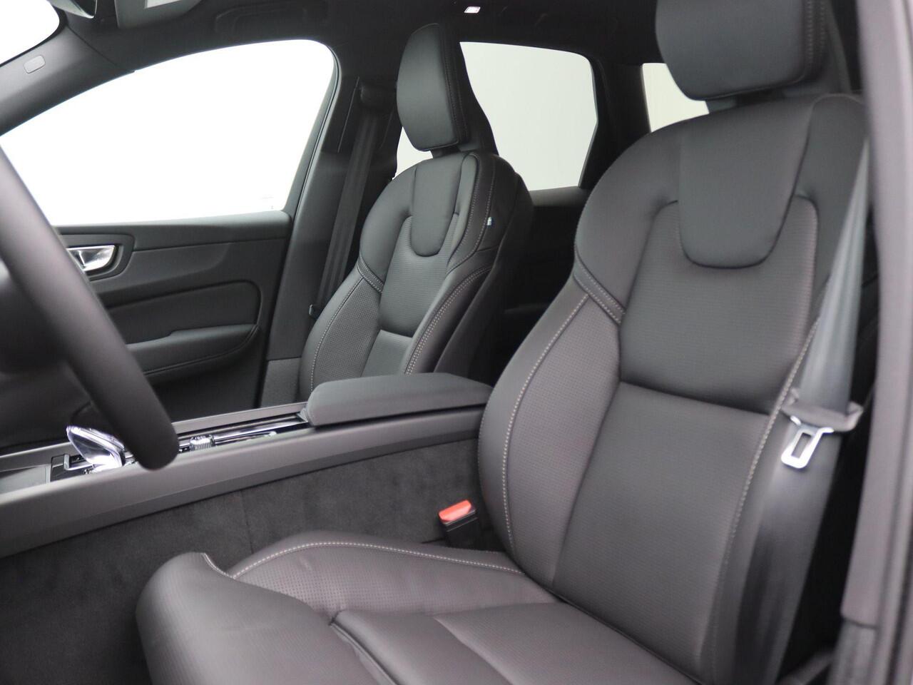 Volvo XC60 2.0 T6 Plug-in hybrid AWD Plus Black Edition 350PK Facelift, Trekhaak inklapbaar, Panoramadak, 22" velgen, Getint Glas, Nappa Leder, 360 Camera, Elek. stoelen, Stoelverwarming, Keyless, Dodehoek Detectie, LED koplampen