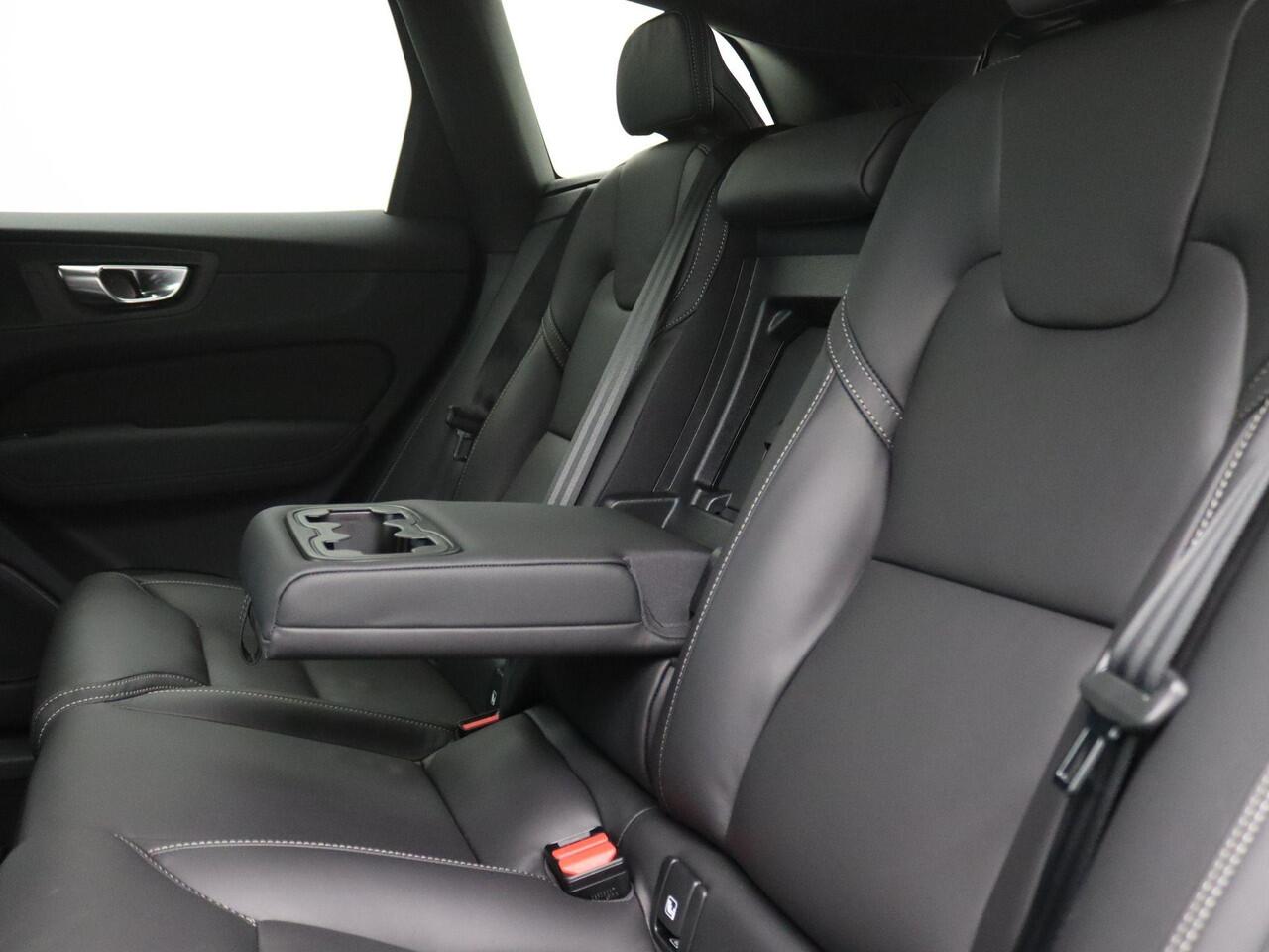 Volvo XC60 2.0 T6 Plug-in hybrid AWD Plus Black Edition 350PK Facelift, Trekhaak inklapbaar, Panoramadak, 22" velgen, Getint Glas, Nappa Leder, 360 Camera, Elek. stoelen, Stoelverwarming, Keyless, Dodehoek Detectie, LED koplampen