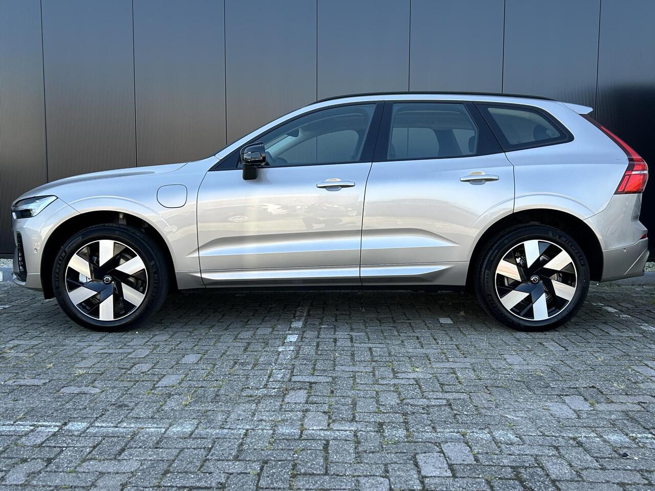 Volvo XC60 2.0 T6 Plug-in hybrid AWD Ultra Dark Luchtvering / Head-up display / 360 camera / panorama dak / trekhaak / 20 inch wielen / stoel- en stuurverwarming / Harman Kardon audio