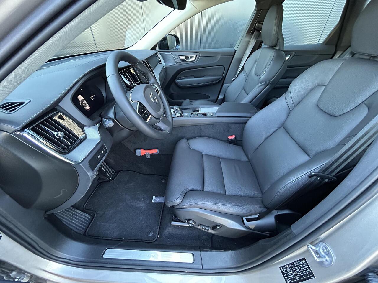 Volvo XC60 2.0 T6 Plug-in hybrid AWD Ultra Dark Luchtvering / Head-up display / 360 camera / panorama dak / trekhaak / 20 inch wielen / stoel- en stuurverwarming / Harman Kardon audio