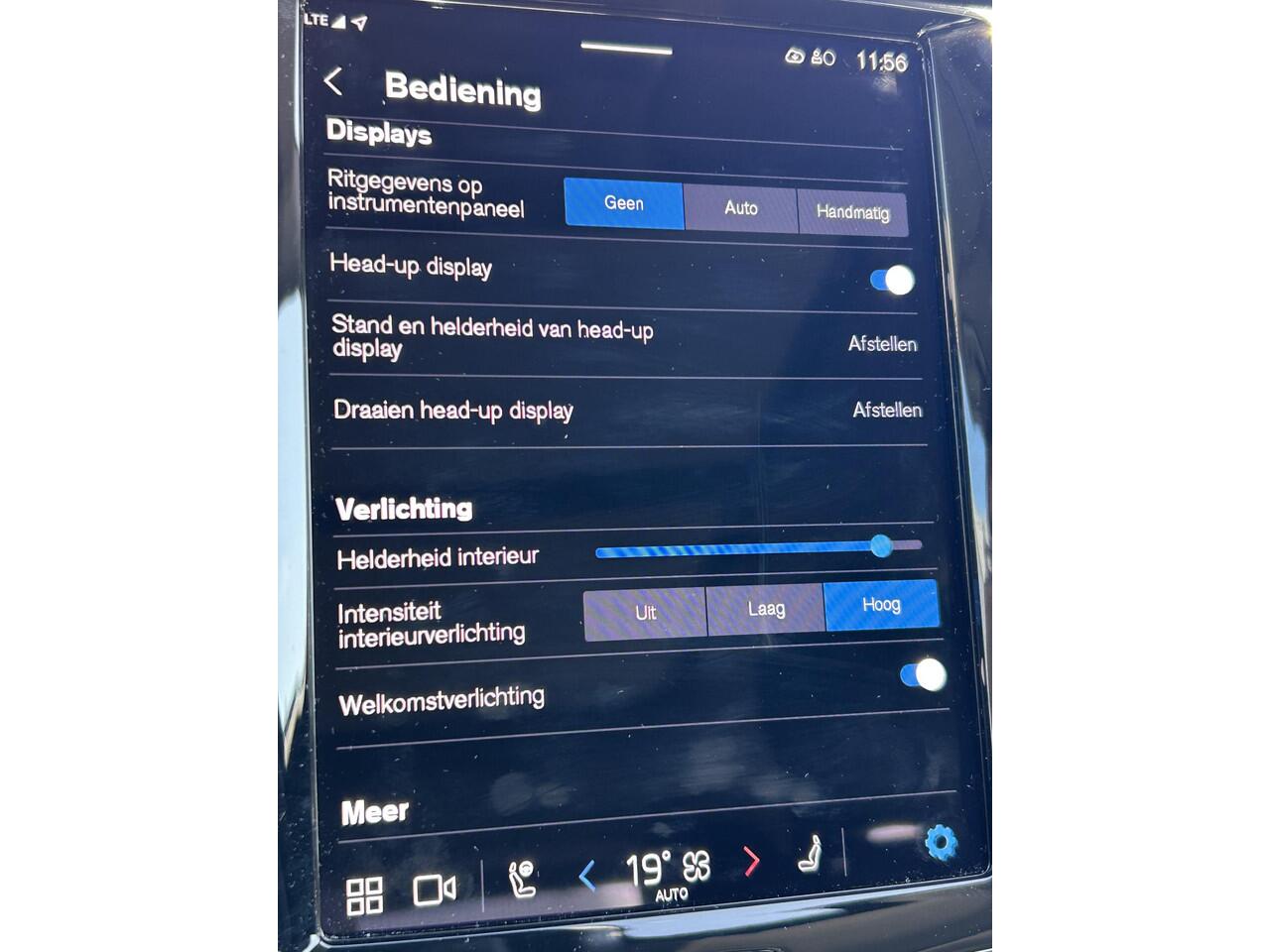 Volvo XC60 2.0 T6 Plug-in hybrid AWD Ultra Dark 360 Camera / Head-up display / Harman Kardon audio / trekhaak / Panorama dak / stoel- en stuurverwarming / leer