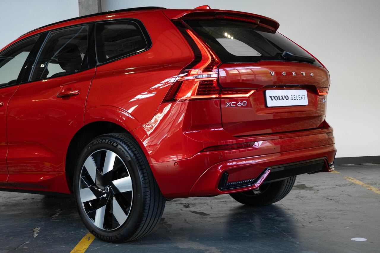 Volvo XC60 T6 Plug-in hybrid AWD Ultra Dark | Panoramadak | Semi elektrische trekhaak | Verwarmbare voorstoelen en stuurwiel | Rondom zichtcamera | Adaptieve cruise control | Head up display | Elektrische achterklep |