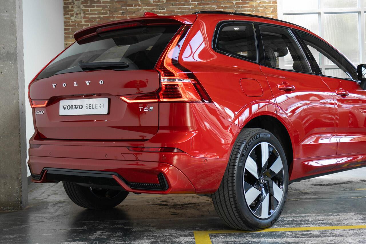 Volvo XC60 T6 Plug-in hybrid AWD Ultra Dark | Panoramadak | Semi elektrische trekhaak | Verwarmbare voorstoelen en stuurwiel | Rondom zichtcamera | Adaptieve cruise control | Head up display | Elektrische achterklep |