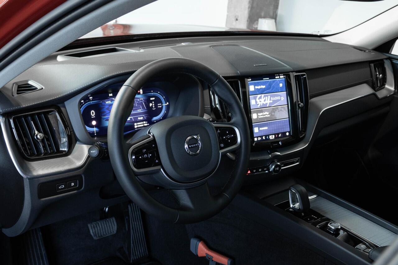 Volvo XC60 T6 Plug-in hybrid AWD Ultra Dark | Panoramadak | Semi elektrische trekhaak | Verwarmbare voorstoelen en stuurwiel | Rondom zichtcamera | Adaptieve cruise control | Head up display | Elektrische achterklep |