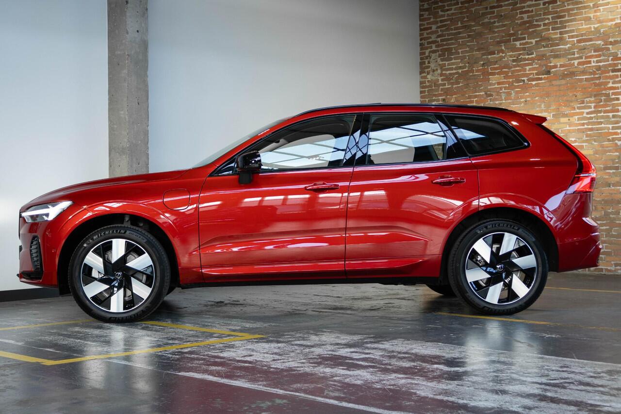 Volvo XC60 T6 Plug-in hybrid AWD Ultra Dark | Panoramadak | Semi elektrische trekhaak | Verwarmbare voorstoelen en stuurwiel | Rondom zichtcamera | Adaptieve cruise control | Head up display | Elektrische achterklep |