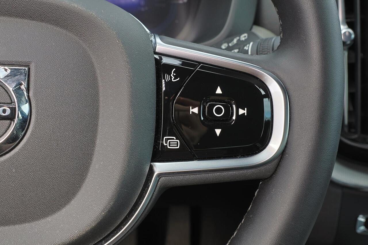 Volvo XC60 T6 Recharge AWD Plus Black Edition - Panorama/schuifdak - IntelliSafe Assist & Surround - 360º Camera - Harman/Kardon audio - Adaptieve LED koplampen - Verwarmde voorstoelen, stuur & achterbank - Parkeersensoren voor & achter - Elektr. bedienb. voorstoele