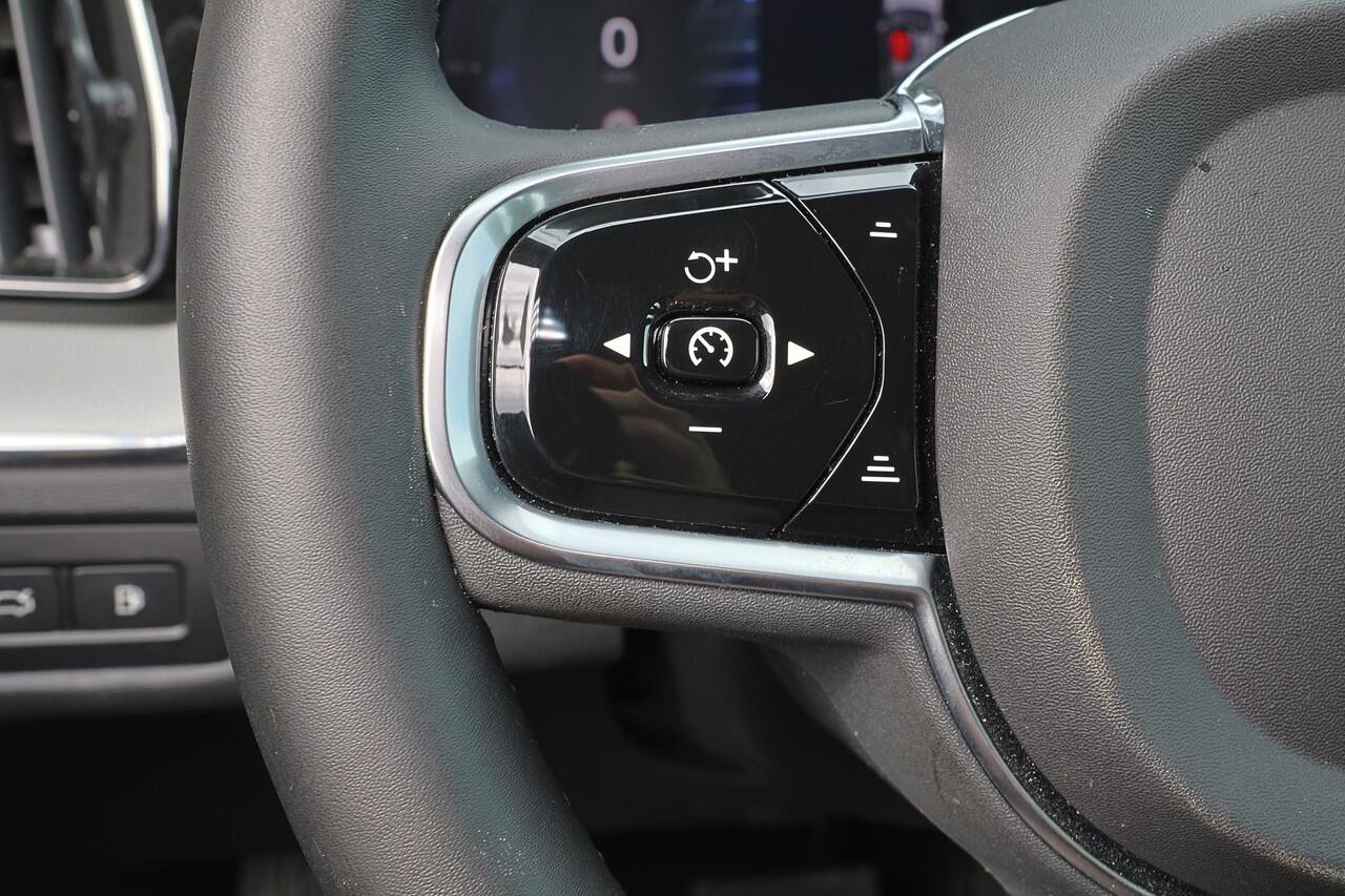 Volvo XC60 T6 Recharge AWD Plus Black Edition - Panorama/schuifdak - IntelliSafe Assist & Surround - 360º Camera - Harman/Kardon audio - Adaptieve LED koplampen - Verwarmde voorstoelen, stuur & achterbank - Parkeersensoren voor & achter - Elektr. bedienb. voorstoele