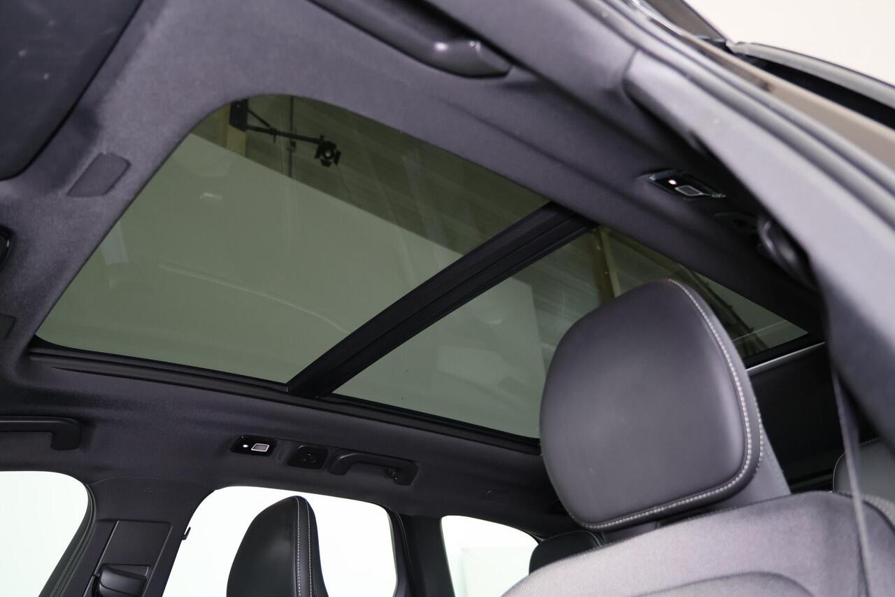 Volvo XC60 T6 Recharge AWD Plus Black Edition - Panorama/schuifdak - IntelliSafe Assist & Surround - 360º Camera - Harman/Kardon audio - Adaptieve LED koplampen - Verwarmde voorstoelen, stuur & achterbank - Parkeersensoren voor & achter - Elektr. bedienb. voorstoele