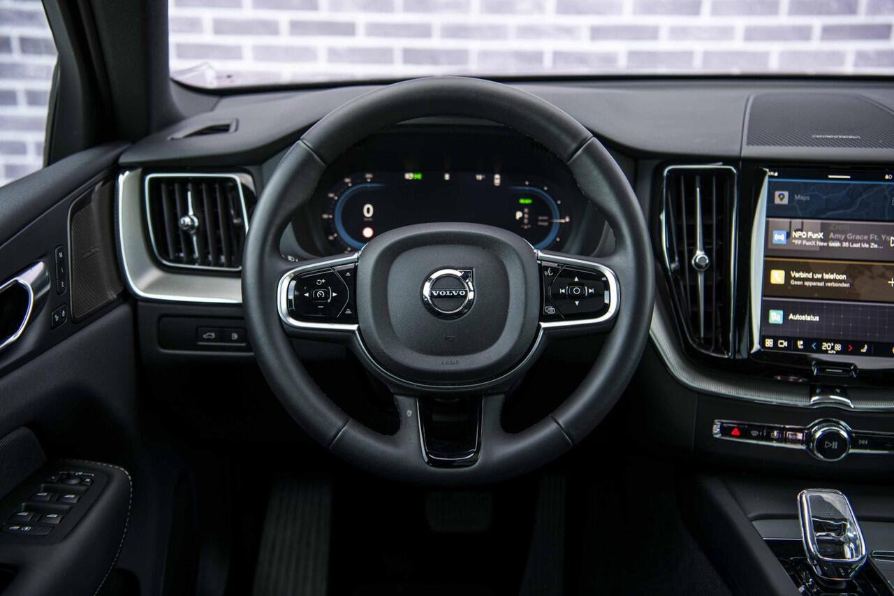 Volvo XC60 2.0 T6 Plug-in hybrid AWD Plus Black Edition | Adaptieve Cruise Control | Panoramadak | Harman Kardon Audio | 360° Parkeercamera | Stoel-/Stuurverwarming | Dodehoek Detectie |
