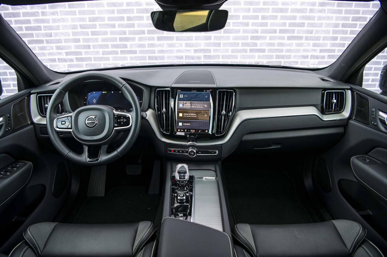 Volvo XC60 2.0 T6 Plug-in hybrid AWD Plus Black Edition | Adaptieve Cruise Control | Panoramadak | Harman Kardon Audio | 360° Parkeercamera | Stoel-/Stuurverwarming | Dodehoek Detectie |