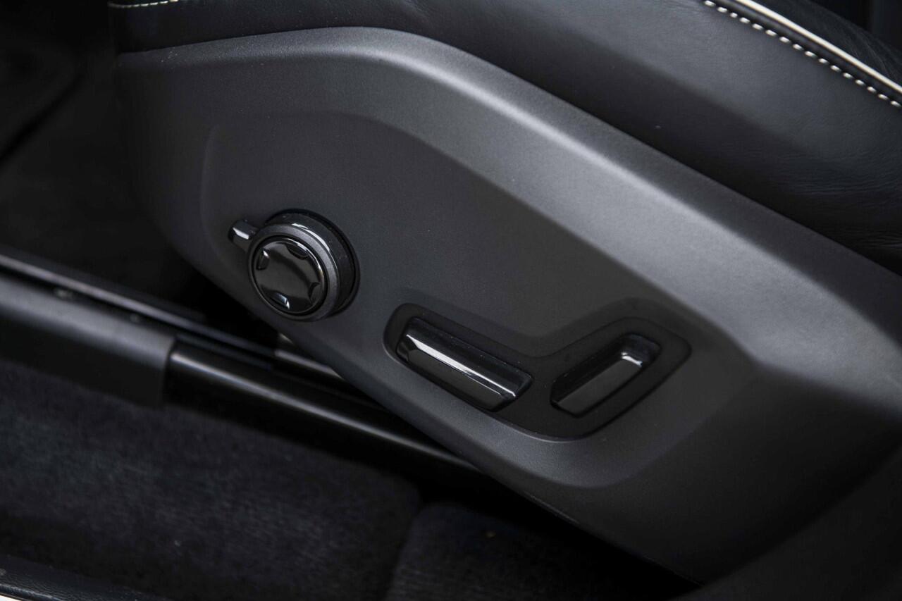 Volvo XC60 2.0 T6 Plug-in hybrid AWD Plus Black Edition | Adaptieve Cruise Control | Panoramadak | Harman Kardon Audio | 360° Parkeercamera | Stoel-/Stuurverwarming | Dodehoek Detectie |