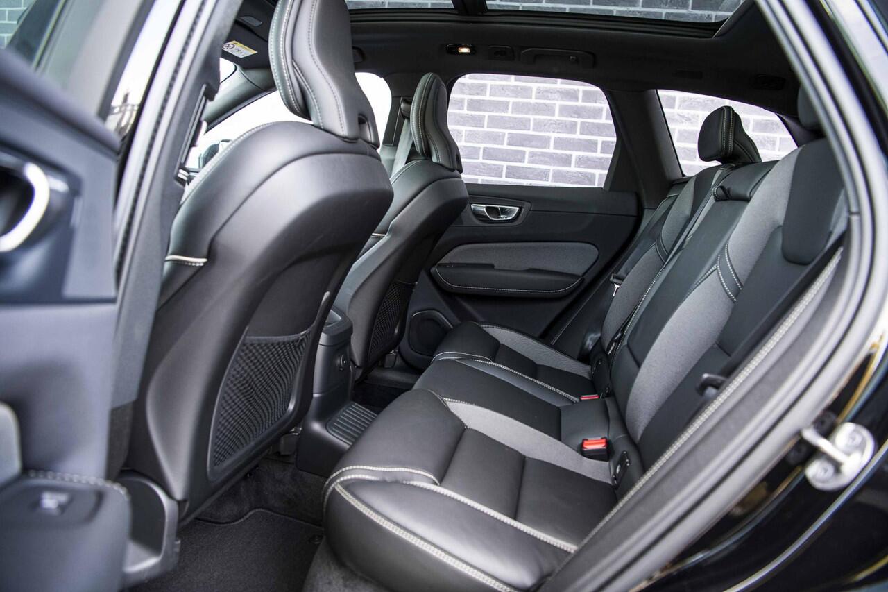 Volvo XC60 2.0 T6 Plug-in hybrid AWD Plus Black Edition | Adaptieve Cruise Control | Panoramadak | Harman Kardon Audio | 360° Parkeercamera | Stoel-/Stuurverwarming | Dodehoek Detectie |