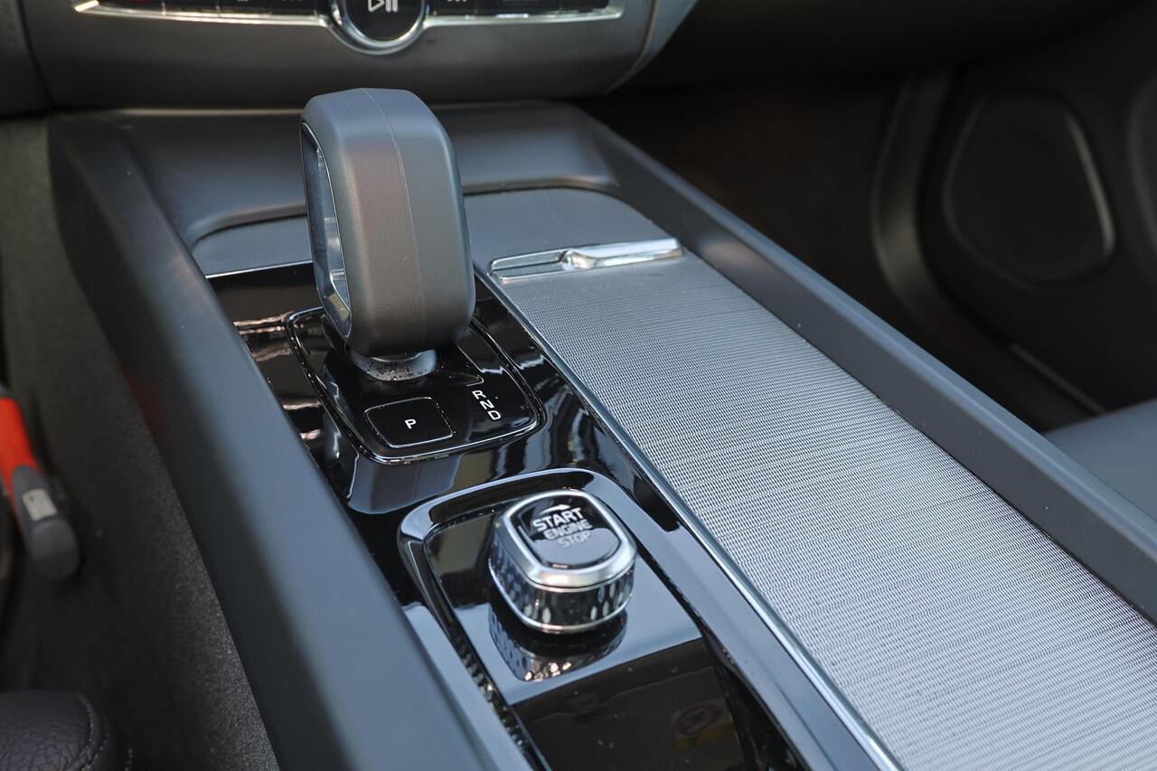 Volvo XC60 T6 Recharge AWD Plus Dark - Panorama/schuifdak - IntelliSafe Assist & Surround - 360º Camera - Verwarmde voorstoelen, stuur & achterbank - Parkeersensoren voor & achter - Elektr. bedienb. voorstoelen met geheugen - Draadloze tel. lader - Elektr. inklapbar