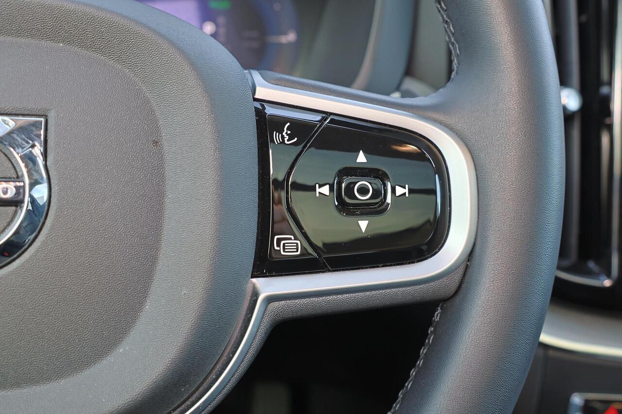 Volvo XC60 T6 Recharge AWD Plus Dark - Panorama/schuifdak - IntelliSafe Assist & Surround - 360º Camera - Verwarmde voorstoelen, stuur & achterbank - Parkeersensoren voor & achter - Elektr. bedienb. voorstoelen met geheugen - Draadloze tel. lader - Elektr. inklapbar