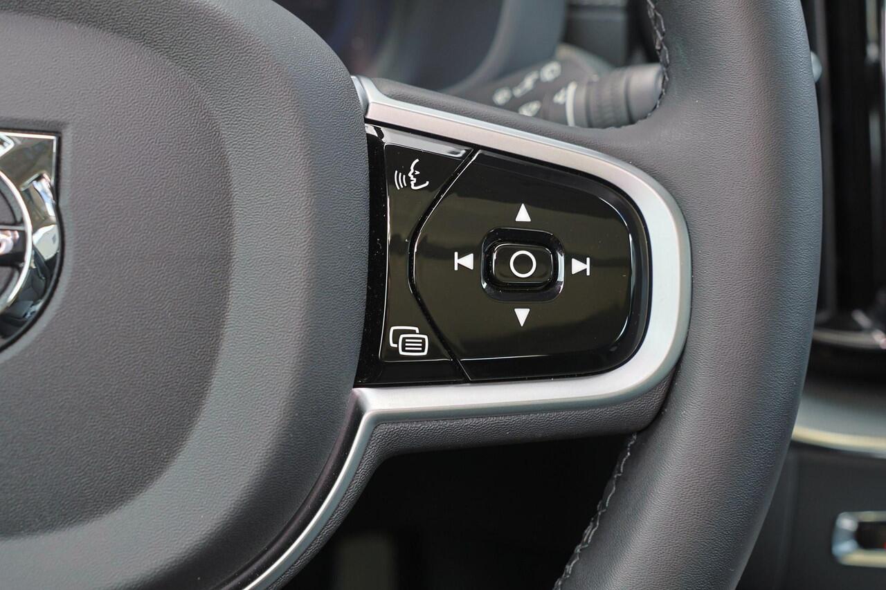 Volvo XC60 T6 Recharge AWD Ultra Dark - Luchtvering - Panorama/schuifdak - IntelliSafe Assist & Surround - 360º Camera - Harman/Kardon audio - Adaptieve LED koplampen - Verwarmde voorstoelen, stuur & achterbank - Parkeersensoren voor & achter - Elektr. bedienb. voor