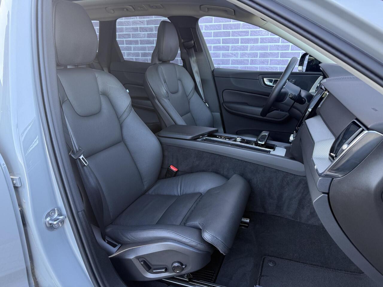 Volvo XC60 2.0 T6 Plug-in hybrid AWD Plus Dark | Extra getint glas | Adaptieve cruise control | 360° camera | Trekhaak | Stoel- en stuurverwarming | Dode hoek detectie BLIS | Panorama dak | All season banden | Google Auto |