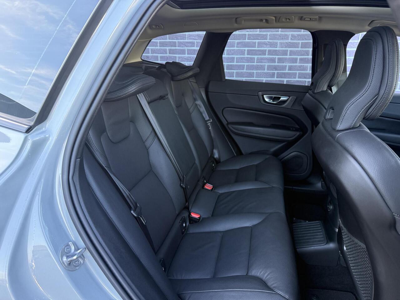 Volvo XC60 2.0 T6 Plug-in hybrid AWD Plus Dark | Extra getint glas | Adaptieve cruise control | 360° camera | Trekhaak | Stoel- en stuurverwarming | Dode hoek detectie BLIS | Panorama dak | All season banden | Google Auto |