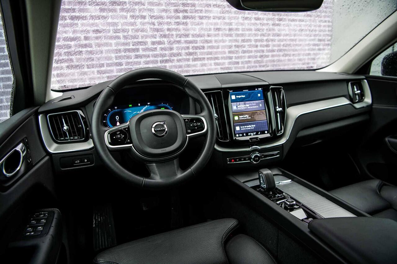 Volvo XC60 2.0 T6 Plug-in hybrid AWD Plus Dark | Adaptieve cruise control | Trekhaak | Stoel- en stuurverwarming | BLIS | Panorama dak |Schuif/kanteldak | Elektrisch verstelbare voorstoelen met geheugen |