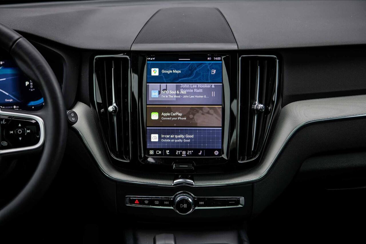 Volvo XC60 2.0 T6 Plug-in hybrid AWD Plus Dark | Adaptieve cruise control | Trekhaak | Stoel- en stuurverwarming | BLIS | Panorama dak |Schuif/kanteldak | Elektrisch verstelbare voorstoelen met geheugen |