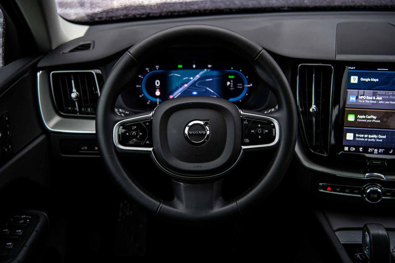 Volvo XC60 2.0 T6 Plug-in hybrid AWD Plus Dark | Adaptieve cruise control | Trekhaak | Stoel- en stuurverwarming | BLIS | Panorama dak |Schuif/kanteldak | Elektrisch verstelbare voorstoelen met geheugen |