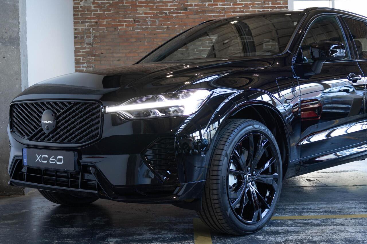 Volvo XC60 2.0 T6 Plug-in hybrid AWD Plus Black Edition | Luchtvering | Head-Up Display | 360º Camera | Schuif/Kantel-Panoramadak | Google Infotainment | 21" Lichtmetalen Wielen |