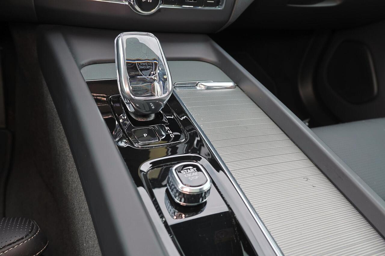 Volvo XC60 T6 Recharge AWD Ultra Black Edition - Luchtvering - B&W Audio - Panorama/schuifdak - IntelliSafe Assist & Surround - Massage Ventilatie stoelen - 360º Camera - Adaptieve LED koplampen - Nappa leder - Verwarmde voorstoelen, stuur & achterbank - Parkeersens