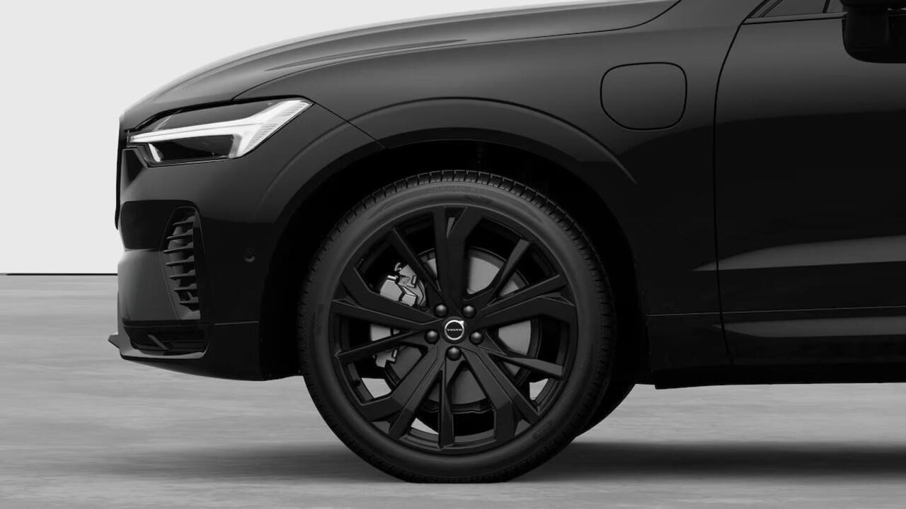 Volvo XC60 T6 Plug-in hybrid AWD Plus Black Edition | Direct Leverbaar | Head Up Display | 360 Graden Camera | Luchtvering | Climate Pack | Panoramisch Schuif-/Kanteldak | Adaptieve Cruise Control | 21 inch Lichtmetalen Velgen |
