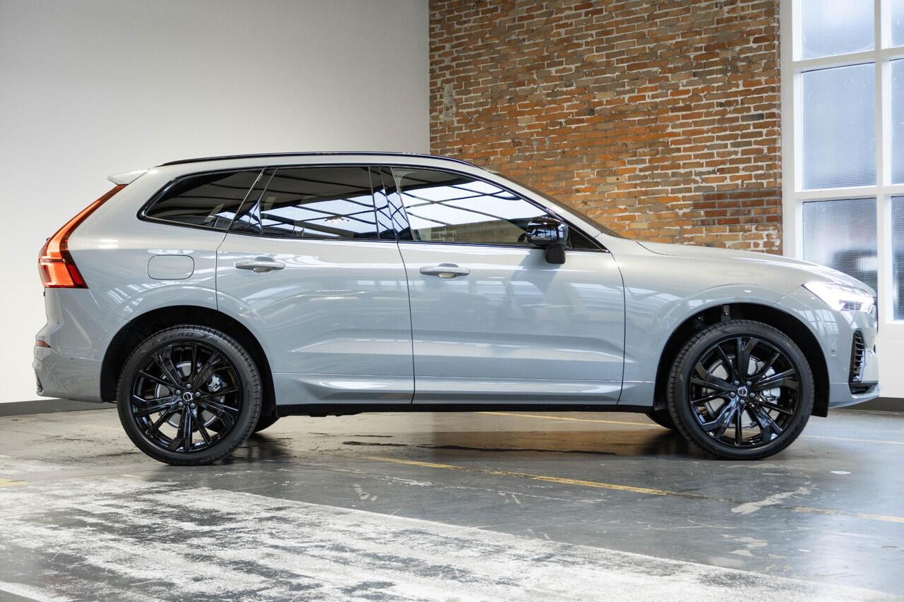 Volvo XC60 T6 Plug-in hybrid AWD Plus Black Edition | Direct Leverbaar | Luchtvering | Head Up Display | Panoramisch Schuif-/Kanteldak | Extra Getint Glas | Adaptieve Cruise Control | BLIS | 21 inch Lichtmetalen Velgen | Keyless | Google Infotainment |