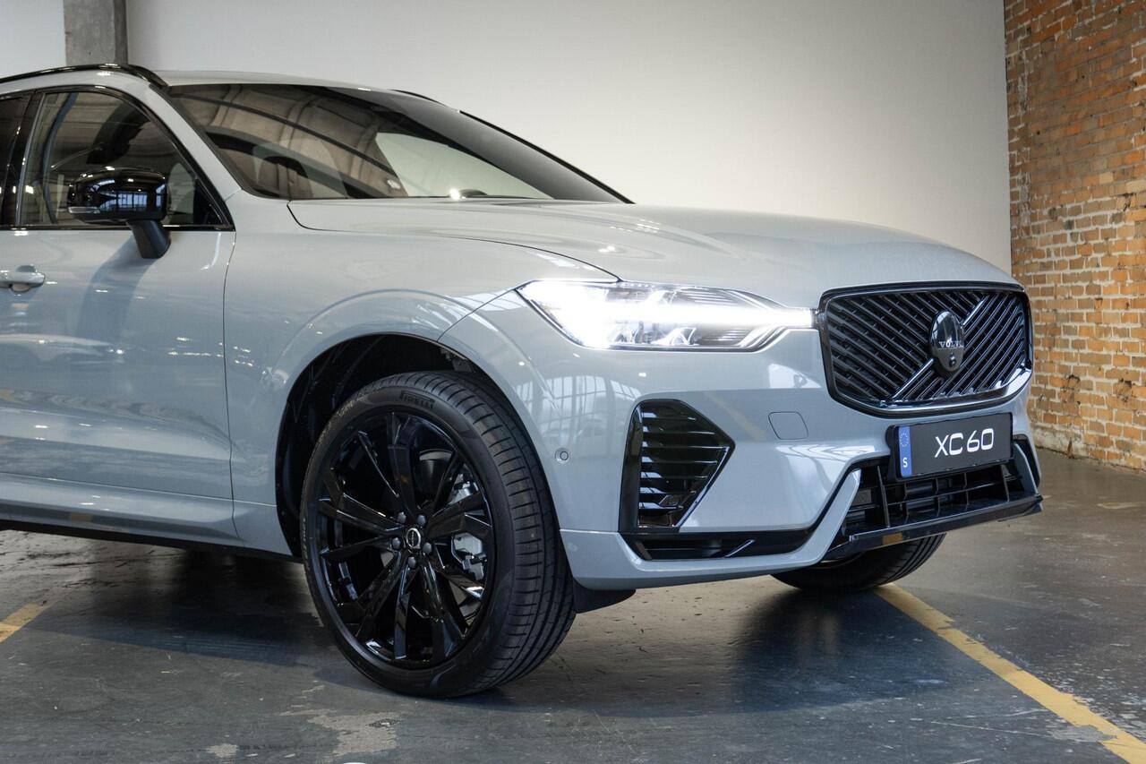 Volvo XC60 T6 Plug-in hybrid AWD Plus Black Edition | Direct Leverbaar | Luchtvering | Head Up Display | Panoramisch Schuif-/Kanteldak | Extra Getint Glas | Adaptieve Cruise Control | BLIS | 21 inch Lichtmetalen Velgen | Keyless | Google Infotainment |