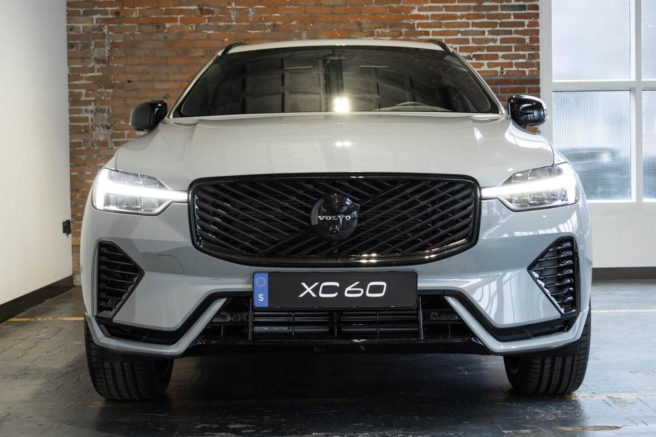 Volvo XC60 T6 Plug-in hybrid AWD Plus Black Edition | Direct Leverbaar | Luchtvering | Head Up Display | Panoramisch Schuif-/Kanteldak | Extra Getint Glas | Adaptieve Cruise Control | BLIS | 21 inch Lichtmetalen Velgen | Keyless | Google Infotainment |