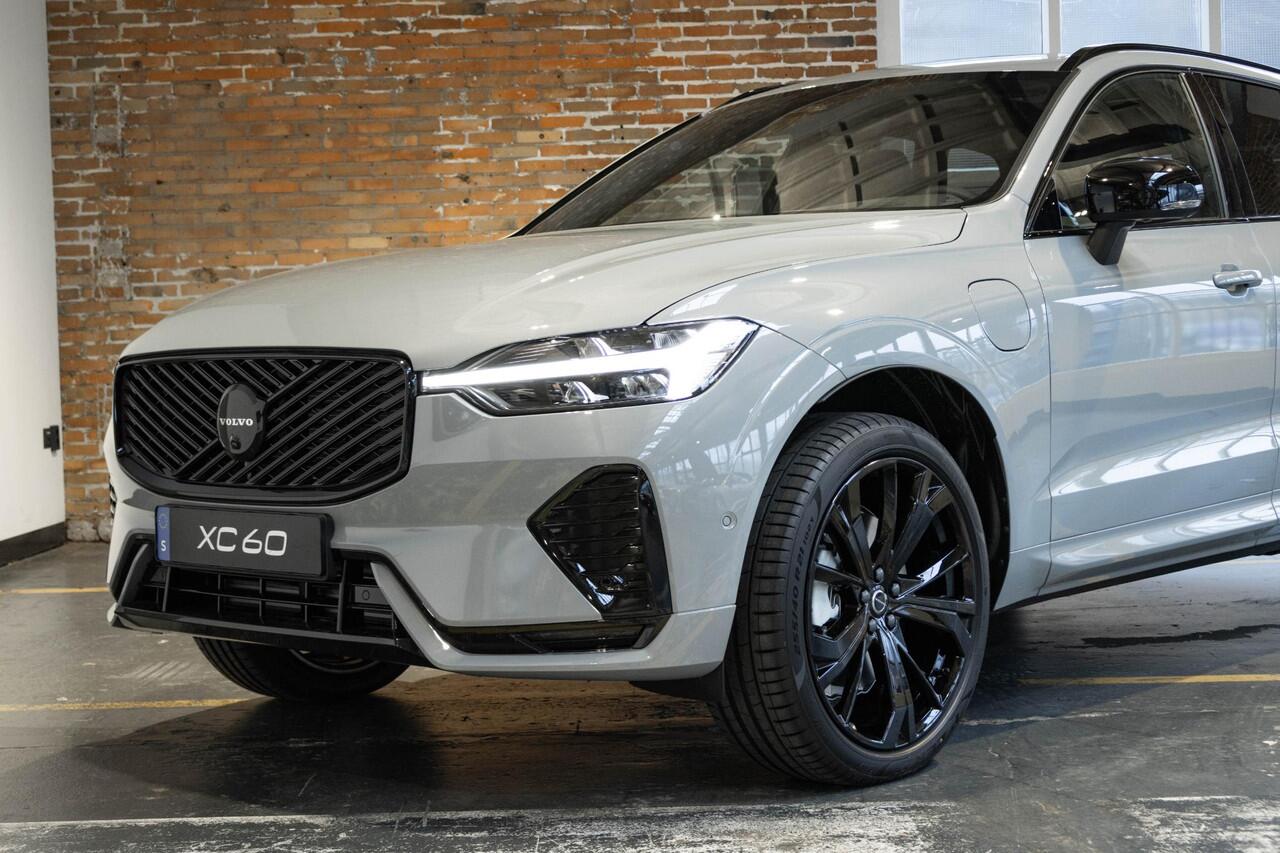 Volvo XC60 T6 Plug-in hybrid AWD Plus Black Edition | Direct Leverbaar | Luchtvering | Head Up Display | Panoramisch Schuif-/Kanteldak | Extra Getint Glas | Adaptieve Cruise Control | BLIS | 21 inch Lichtmetalen Velgen | Keyless | Google Infotainment |