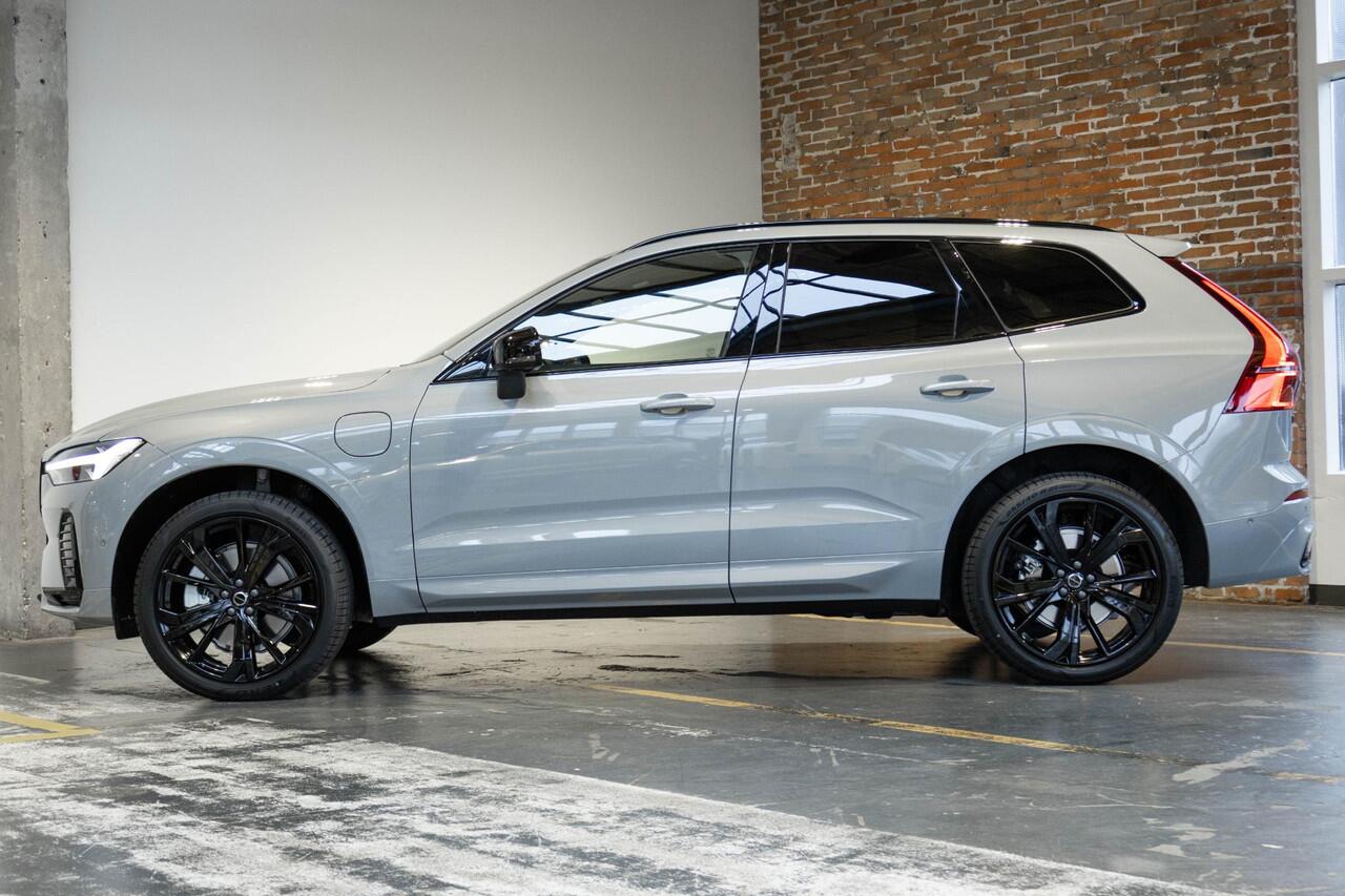 Volvo XC60 T6 Plug-in hybrid AWD Plus Black Edition | Direct Leverbaar | Luchtvering | Head Up Display | Panoramisch Schuif-/Kanteldak | Extra Getint Glas | Adaptieve Cruise Control | BLIS | 21 inch Lichtmetalen Velgen | Keyless | Google Infotainment |