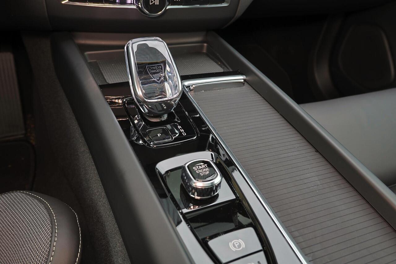 Volvo XC60 T6 Recharge AWD Ultra Black Edition - Panorama/schuifdak - IntelliSafe Assist & Surround - 360º Camera - Harman/Kardon audio - Adaptieve LED koplampen - Verwarmde voorstoelen, stuur & achterbank - Parkeersensoren voor & achter - Elektr. bedienb. voorstoel