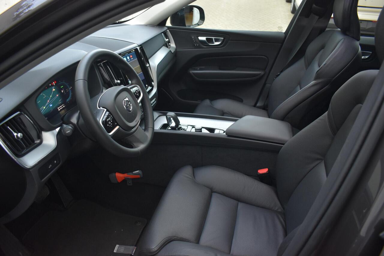 Volvo XC60 T6 350PK Automaat Plug-in Hybrid AWD Plus Dark / Navigatie / 360 Camera / Adaptieve Cruise Control / Stuur & Stoelverwarming / Elektr. Achterklep / Schuifdak / Trekhaak